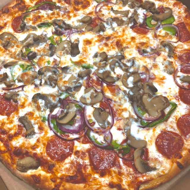 Mountain Pizza (14" Large - 12 Slices).